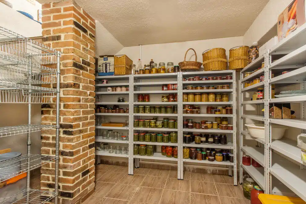 homefoodstorageroom-variousjarswithhomecanningfruits