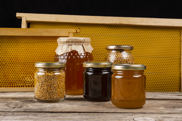 beneficiile-utilizarii-borcanelor-de-sticla-pentru-miere-calitate-si-conservare-optima-1