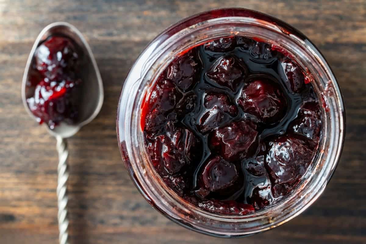 borcan cu dulceata de visine preparata in casa